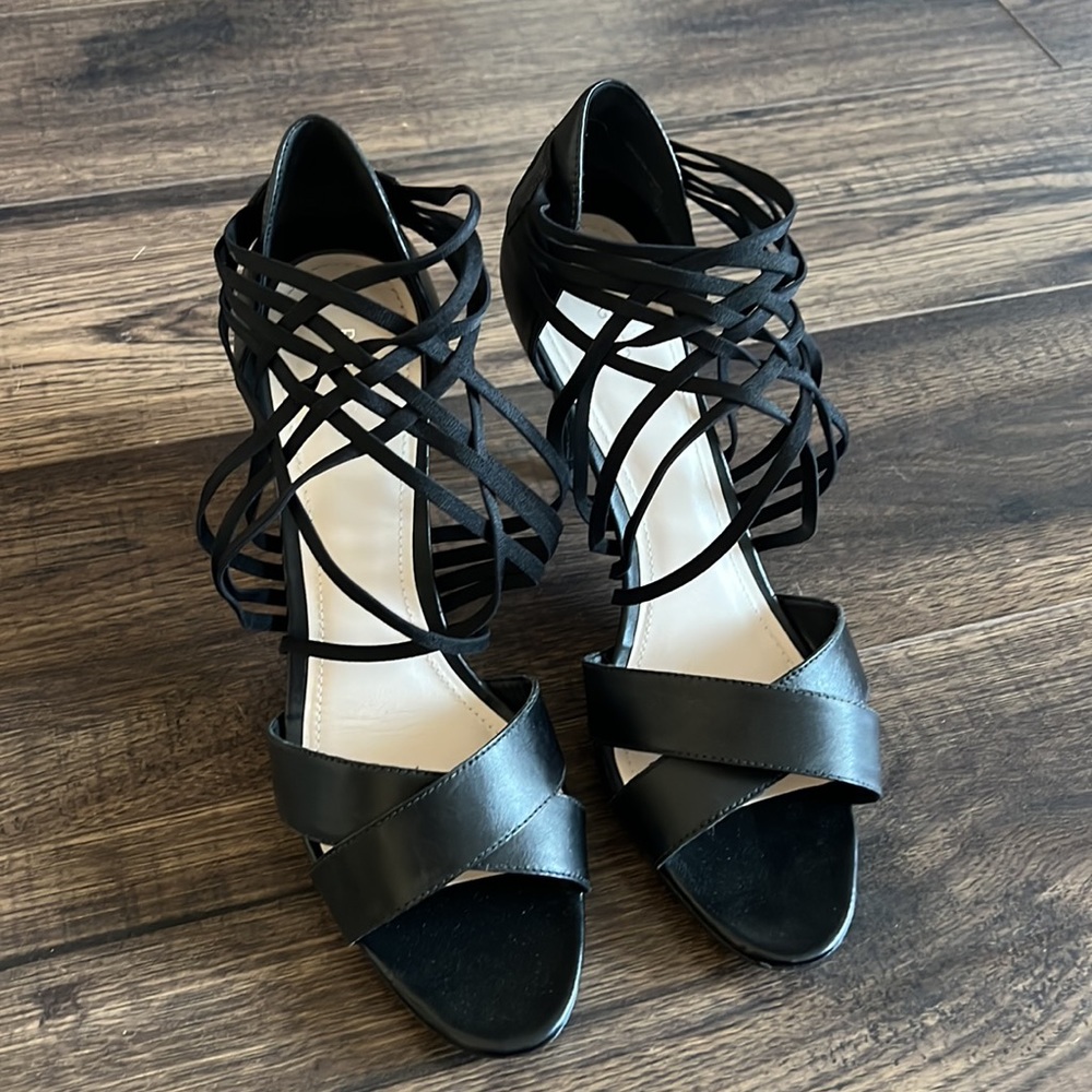 Pegabo Heels - Picture 2 of 9